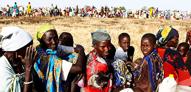 Refugiados aguardam para serem registrados no programa de comida da ONU no Sudo do Sul 