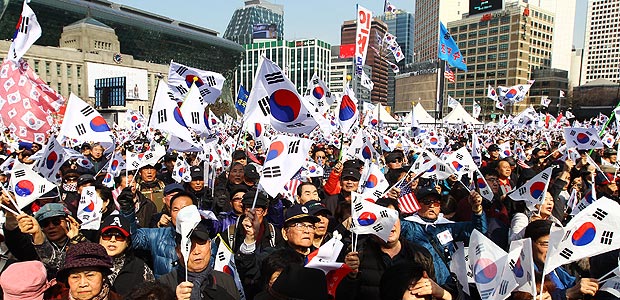 (170311) -- SEOUL, March 11, 2017 (Xinhua) -- Supporters of South Korea's ousted leader Park Geun-hye wave flags during a rally in Seoul, South Korea, March 11, 2017. (Xinhua/Yao Qilin) (zjy)