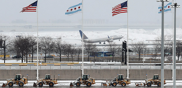 An United Airlines plane departs during the snowstorm at O'Hare International Airport in Chicago, Illinois, U.S., March 13, 2017. Some areas received up to 5 inches of snow, and more than 400 flights were cancelled at O'Hare. REUTERS/Kamil Krzaczynski ORG XMIT: CHI106