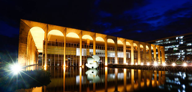 Palcio Itamaraty, sede do Ministrio das Relaes Exteriores, visto  noite
