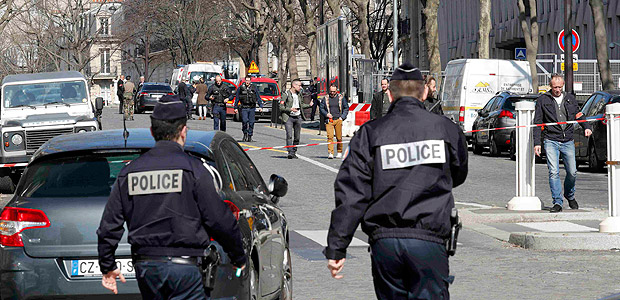 Policiais franceses do lado de fora da sede do FMI em Paris