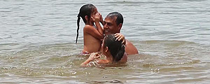 O carteiro Ricardo Bezerra da Siva brinca com as filhas na barragem Campos em Sertania, Pernambuco; local faz parte do complexo de transposição do eixo leste do rio São Francisco – Eduardo Knapp/Folhapress O carteiro Ricardo Bezerra da Siva brinca com as filhas na barragem Campos em Sertania, Pernambuco; local faz parte do complexo de transposição do eixo leste do rio São Francisco – Eduardo Knapp/Folhapress