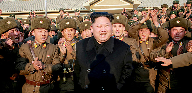 O ditador da Coreia do Norte, Kim Jong-un inspeciona unidade das Foras Armadas do pis