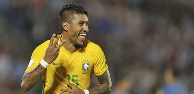 O volante Paulinho comemora gol na partida entre Uruguai e Brasil, pelas Eliminatórias da Copa
