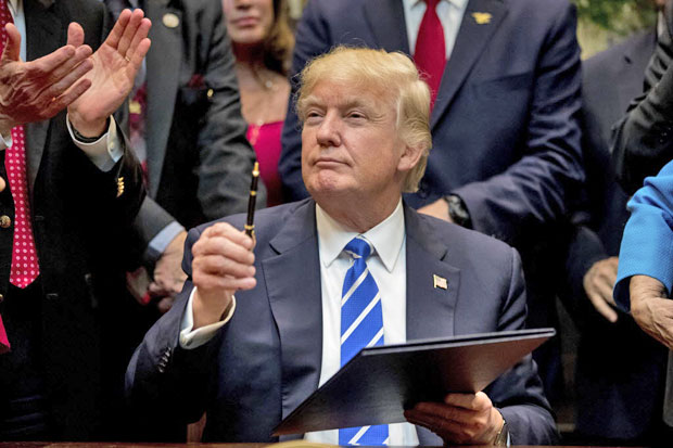 Presidente Donald Trump após assinar uma série de decretos na Casa Branca na segunda (27)
