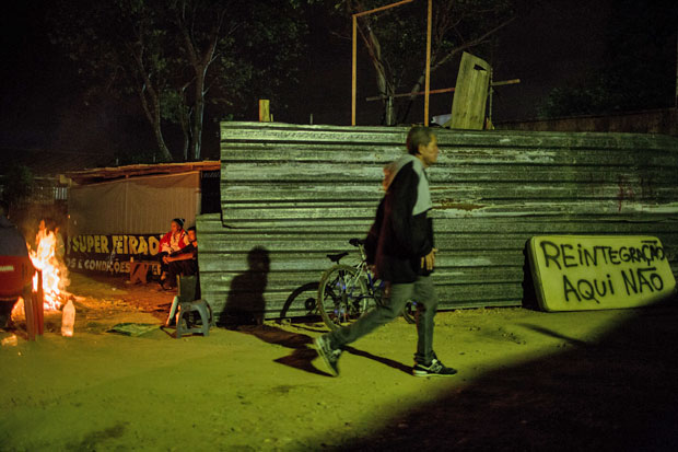 Moradores da ocupao Mandela no bairro Jd. Capivari, em Campinas, fazem viglia na madrugada enquanto aguardam a reintegrao de posse do terreno