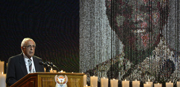 Ahmed Kathrada fala no funeral de Nelson Mandela em 2013