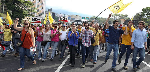 Manifestantes da oposio venezuelana protestam em Caracas contra deciso do TSJ que esvazia Parlamento