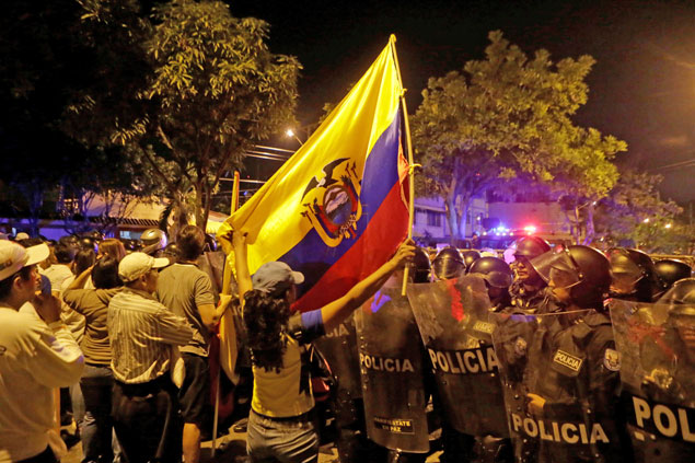 Apoiadores do candidato oposicionista Guillermo Lasso protestam em frente ao conselho eleitoral em Guayaquil 