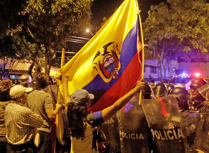 Apoiadores do candidato oposicionista Guillermo Lasso protestam em frente ao Conselho Nacional Eleitoral (CNE), em Guayaquil – Henry Romero/Reuters Apoiadores do candidato oposicionista Guillermo Lasso protestam em frente ao Conselho Nacional Eleitoral (CNE), em Guayaquil – Henry Romero/Reuters