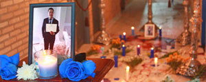 Altar improvisado na sede do PLRA, em Assunção, onde Rodrigo Quintana, 25, foi morto pela polícia – Daniel Avelar/Folhapress Altar improvisado na sede do PLRA, em Assunção, onde Rodrigo Quintana, 25, foi morto pela polícia – Daniel Avelar/Folhapress