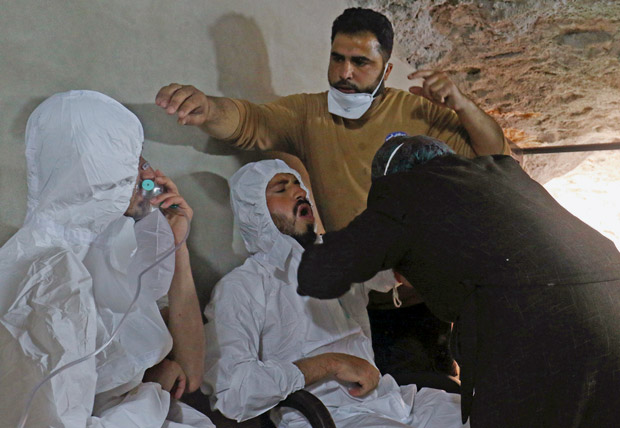 Homem  tratado com oxignio aps ataque com gs na cidade de Khan Sheikhoun, na Sria