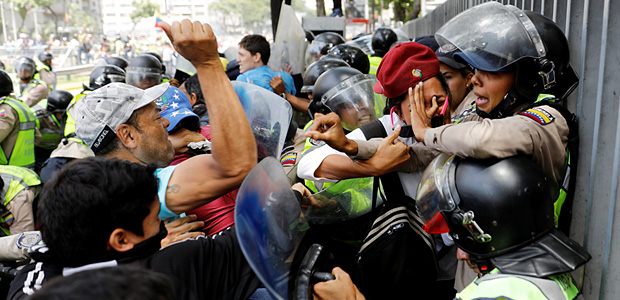 Demonstrators scuffle with security forces during an opposition rally in Caracas, Venezuela, April 4, 2017. REUTERS/Carlos Garcia Rawlins ORG XMIT: TBR09