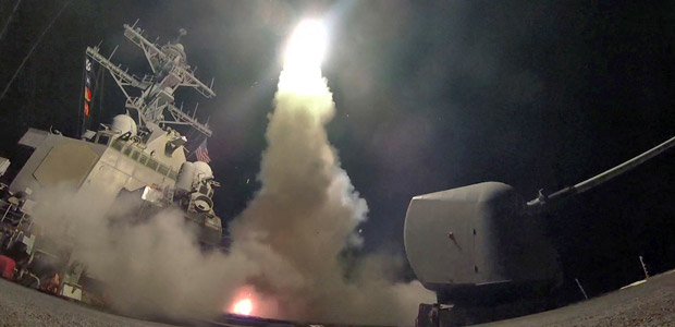 Imagem cedida pela Marinha dos EUA do navio USS Porter lançando um míssil Tomahawk do mar Mediterrâneo em direção à Síria