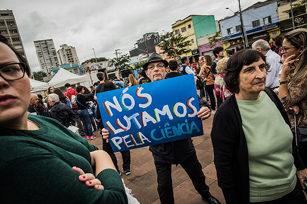 Manifestante na Marcha pela Cincia, em So Paulo 
