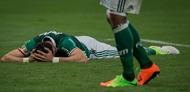Jogador do Palmeiras lamenta eliminao para a Ponte Preta no Campeonato Paulista