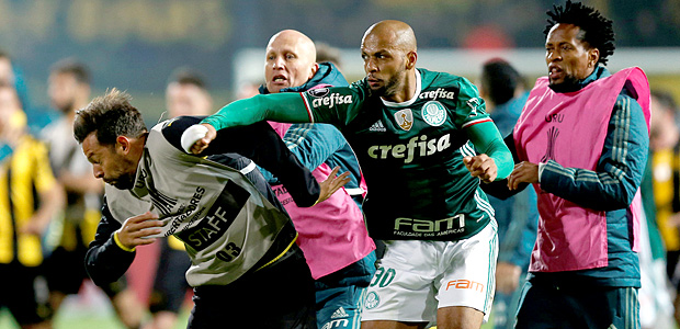 Football Soccer - Penarol v Palmeiras - Copa Libertadores - Campeon del siglo stadium - Montevideo, Uruguay - 26/4/17. Palmeiras's Felipe Melo (R) and Penarol's Matias Mier (L) fight at the end of their match. REUTERS/Andres Stapff TPX IMAGES OF THE DAY ORG XMIT: AST115