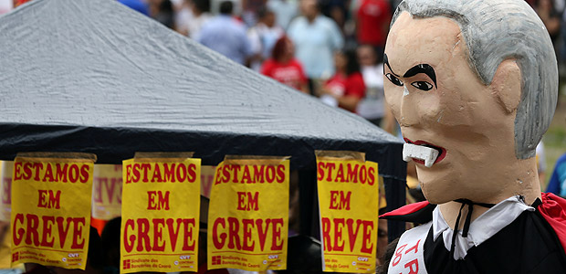 An effigy of Brazil's President Michel Temer is seen during a protest against the president's proposal reform of Brazil's social security system, in downtown Fortaleza, Brazil April 28, 2017. The posters read: "We are on strike." REUTERS/Paulo Whitaker ORG XMIT: PW13