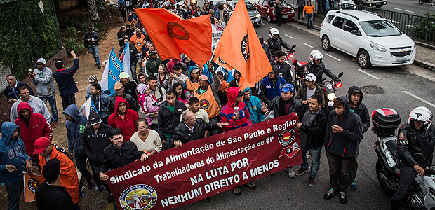 SAO PAULO, SP, BRASIL, 28-04-2017: Manifestao da Fora Sindical em frente ao Aweroporto de COngonhas, na Zona Sul de So Paulo. (Foto: Bruno Santos/ Folhapress) *** FSP-FOTO *** EXCLUSIVO FOLHA***