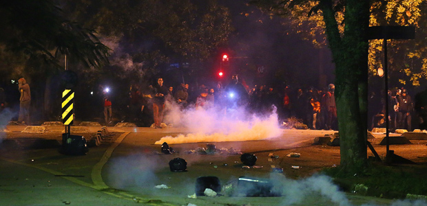 So Paulo SP Brasil 28 04 2017 Manifestantes das frentes Brasil Popular e Povo Sem Medo durante Batata, seguiram a casa do presidente Michel Temer Alto de Pinheiros). onde houve confronto com a PM.PODER Jorge Araujo Folhapress 703 ORG XMIT: XXX