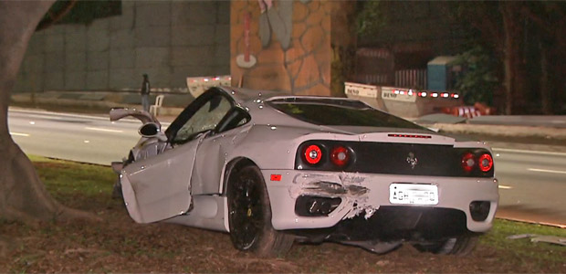 Ferrari  destruda aps acidente na avenida 23 de maio