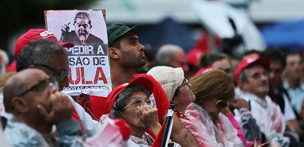 Supporters of former Brazilian President Luiz Incio Lula da Silva are seen during Lula's first testimony in Curitiba, on May 10, 2017