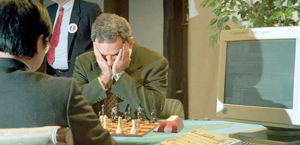 Garry Kasparov joga contra o computador Deep Blue, da IBM, na Filadlfia, em fevereiro de 1996 (Foto: George Widman - 13.fev.1996/AP Photo)