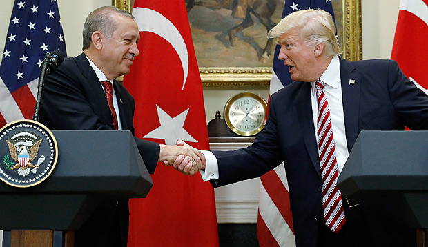 Turkey's President Recep Tayyip Erdogan (L) shakes hands with U.S President Donald Trump as they make statements to reporters in the Roosevelt Room of the White House in Washington, U.S. May 16, 2017. REUTERS/Kevin Lamarque ORG XMIT: WAS478