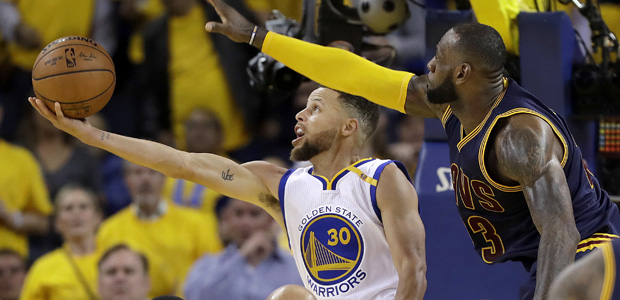 Curry, do Golden State Warriors, faz bandeja sobre LeBron, do Cleveland Cavaliers, na final da NBA