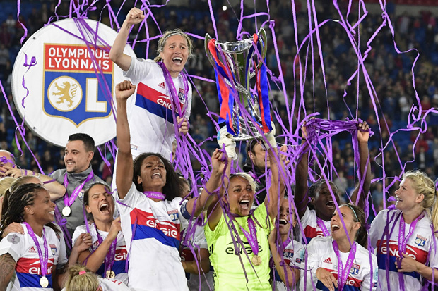 Jogadores do Olympique de Lyon celebram o título da Liga dos Campeões