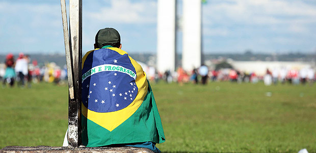 ***EMBARGADA PARA EDITORAS DE LIVROS DIDTICOS*** BRASLIA, DF, 24.05.2017: OCUPA-BRASLIA - Manifestantes de centrais sindicais entram em confronto com policiais durante marcha "Ocupa Braslia" na Esplanada dos Ministrios em Braslia. Na foto, manifestante acompanha movimentao. (Foto: Wallace Martins/Futura Press/Folhapress)