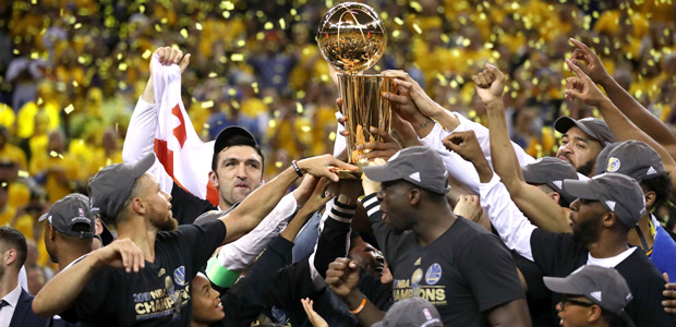 Jogadores do Golden State Warriors celebram o título da temporada 2016-17 da NBA