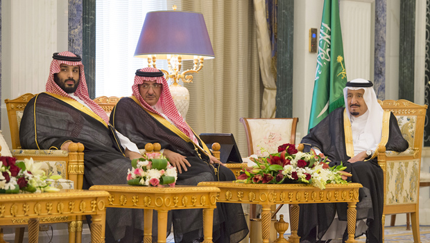 O rei da Arbia Saudita Salman bin Abdulaziz al-Saud ( direita) com os prncipes-adjuntos Mohammed bin Salman ( esquerda) e Mohammed bin Nayef 
