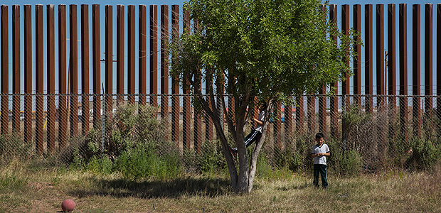 Crianas brincam em uma escola de Puerto Palomas, Mxico, ao lado do muro na fronteira dos EUA