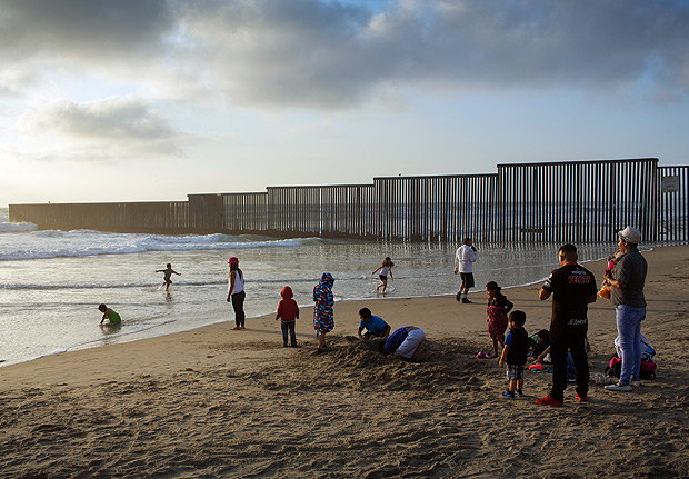 TIJUANA, MÉXICO, 13.04.2017: FRONTEIRA-MÉXICO - Pessoas na praia de Tijuana, no México, cortada pelo muro que marca a fronteira com a cidade de San Diego, nos Estados Unidos. (Foto: Lalo de Almeida/Folhapress)