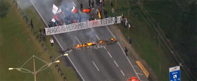 Manifestantes bloqueiam pista da rodovia Anchieta em protesto contra as reformas do governo Temer