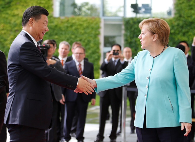 O presidente da China Xi Jinping e a chanceler da Alemanha Angela Merkel se encontram em Berlim