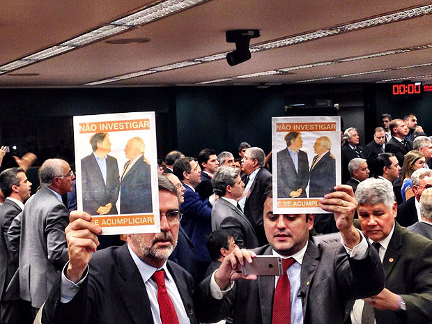 Deputados da oposio exibem fotos de Michel Temer com Rodrigo Rocha Loures, o deputado da mala