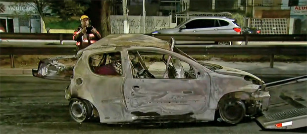 Carro pega fogo após batida na avenida dos Bandeirantes, em São Paulo