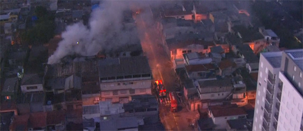 Prdio comercial  atingido por incndio na zona norte de So Paulo