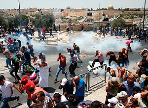 Palestinos entram em confronto com policiais israelenses após restrição no acesso à Cidade Velha – Ahmad Gharabli/AFP Palestinos entram em confronto com policiais israelenses após restrição no acesso à Cidade Velha – Ahmad Gharabli/AFP