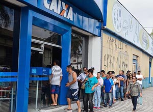Fila em agência da Caixa Econômica em São José dos Campos (SP) – Nilton Cardin/Folhapress Fila em agência da Caixa Econômica em São José dos Campos (SP) – Nilton Cardin/Folhapress