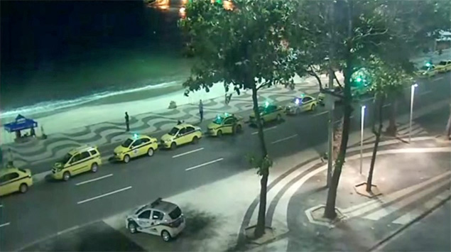 Txis parados na av. Atlntica, no Rio de Janeiro, durante protesto de taxistas