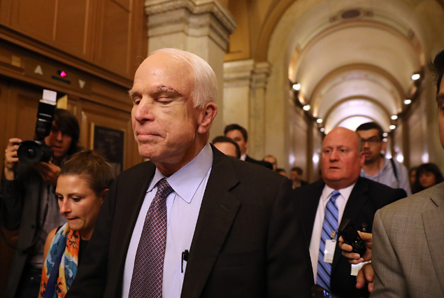 O senador John McCain ap�s vota��o sobre a lei de sa�de dos EUA no Senado
