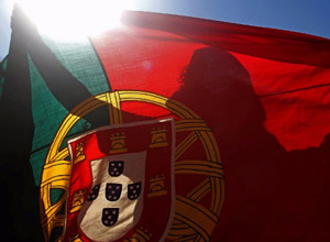 Torcedora segura bandeira de Portugal em 2014; 966 brasileiros foram mandados de volta em 2016 – Hugo Correia - 26.jun.2014/Reuters Torcedora segura bandeira de Portugal em 2014; 966 brasileiros foram mandados de volta em 2016 – Hugo Correia - 26.jun.2014/Reuters