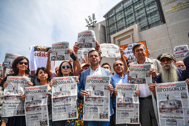 Turcos seguram exemplares do jornal 'Cumhuriyet' em protesto em Istambul