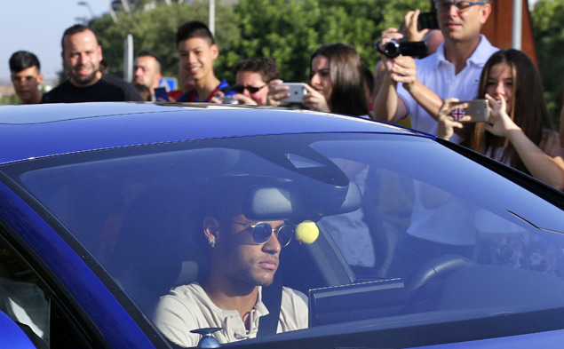 O atacante Neymar chega ao centro de treinamentos do Barcelona
