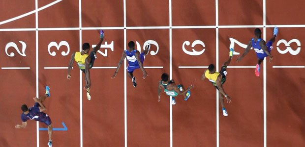 Justin Gatlin (dir.) vence a final dos 100 m no Mundial de atletismo de Londres