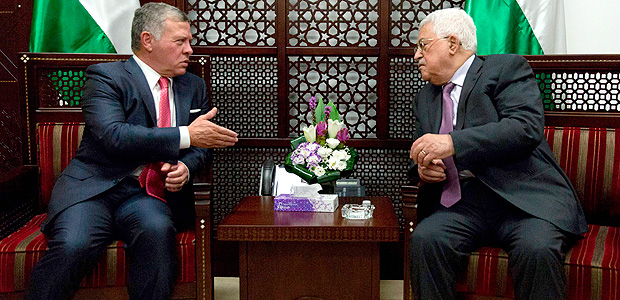 Jordan's King Abdullah II (L) meets with Palestinian president Mahmud Abbas at his office in the West Bank city of Ramallah on August 7, 2017. Jordan's King began a rare visit to the occupied West Bank to meet with Palestinain president, amid shared tensions with Israel over a flashpoint Jerusalem holy site. / AFP PHOTO / POOL / Nasser Nasser ORG XMIT: NN108