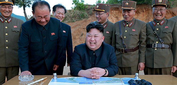 O ditador norte-coreano, Kim Jong-un, sorri aps teste com mssil balstico em maio deste ano